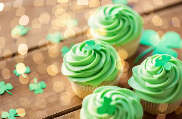 Nourriture verte pour la fête du thé vert - sur la photo, des cupcakes verts avec des trèfles