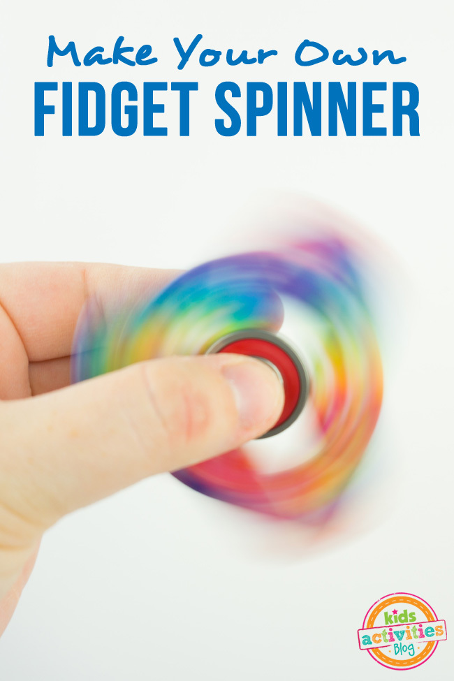 Comment faire un Fidget Spinner - faites votre propre bricolage fidget spinner craft - doigts tenant le spinner tournant montré avec des couleurs arc-en-ciel