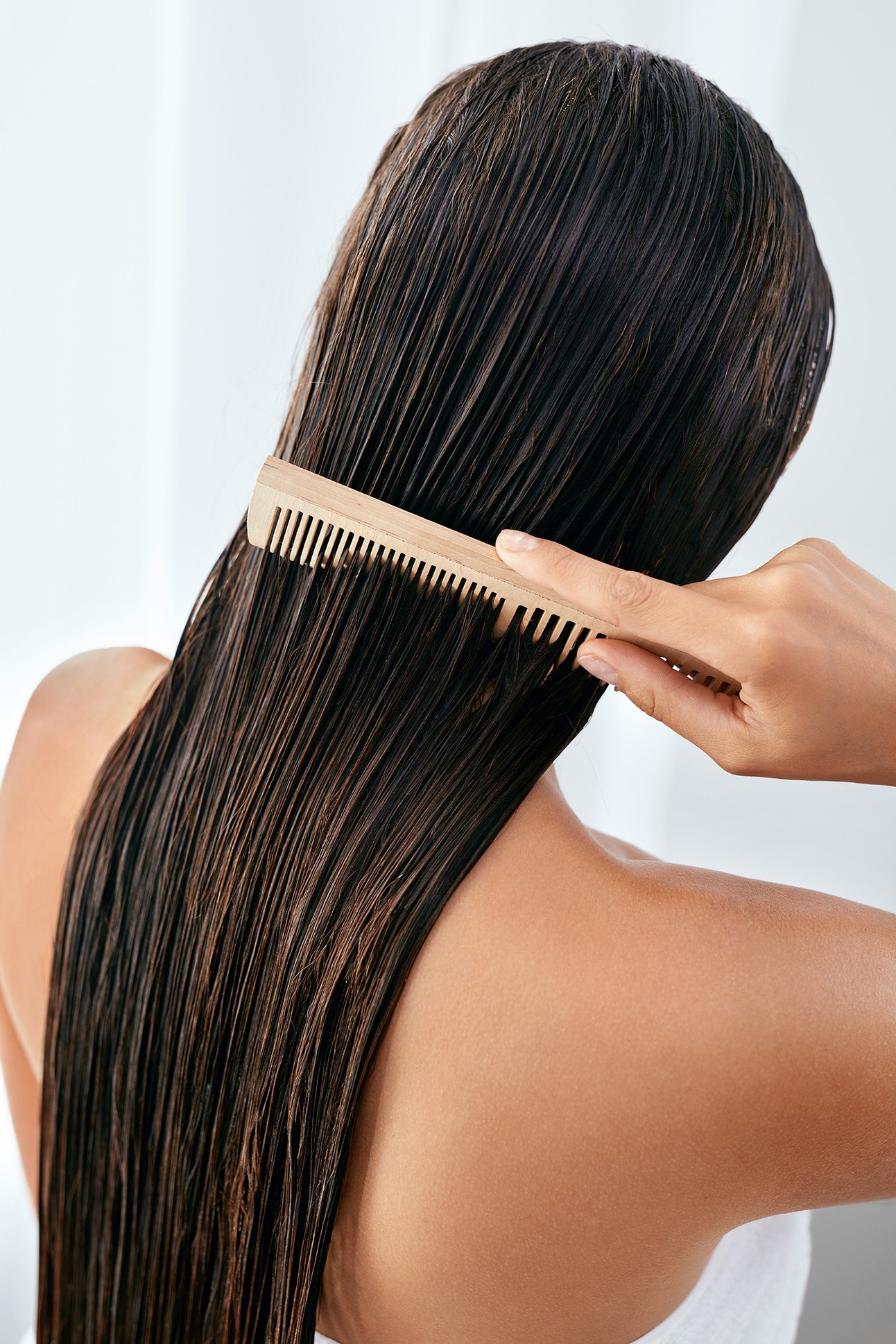 Femme avec un masque capillaire à la kératine fait maison