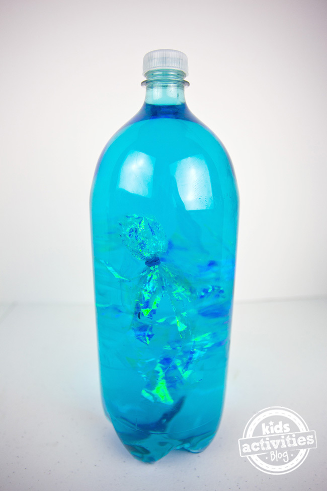 Étape 4-Remplir d'eau et de colorant alimentaire. Méduse en bouteille