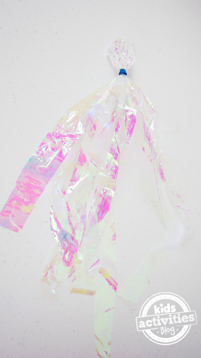 Étape 3 Coupez le papier froissé en lanières pour que votre méduse ait de longues pattes. Méduse en bouteille