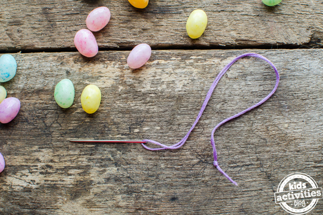 Étape 1 - artisanat de bracelet jelly bean - aiguille à fil