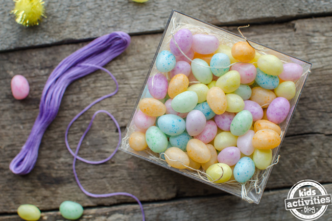 jelly bean kids craft pour fabriquer un bracelet avec des jelly beans et une ficelle violette