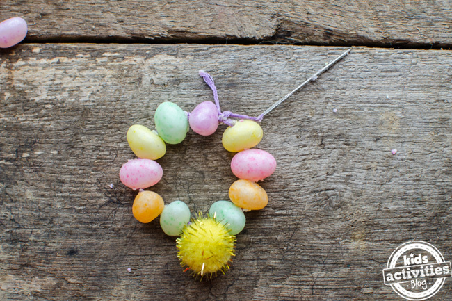 Étape 4 - artisanat de bracelet de jelly bean - nouer l'extrémité