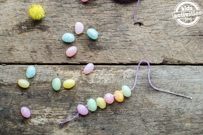 Étape 3 - Jelly Bean Bracelet Craft - Plusieurs Jelly Beans alignés sur un fil