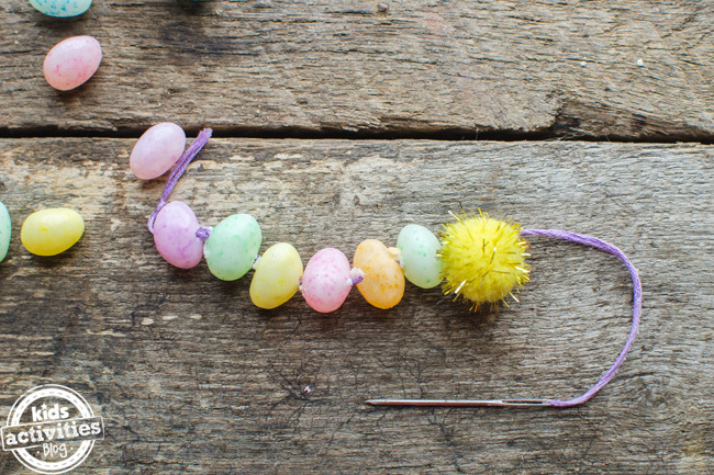 Étape 3b - artisanat de bracelet de jelly bean - ajouter un pompon