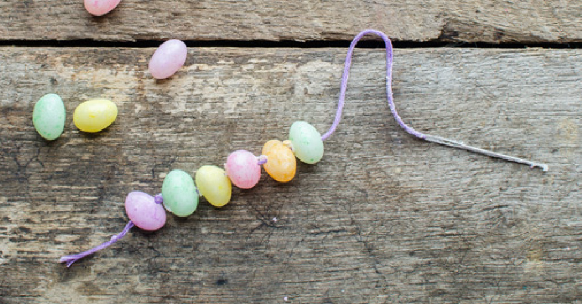 Faire un bracelet Jelly Bean comme un bricolage de Pâques facile pour les enfants