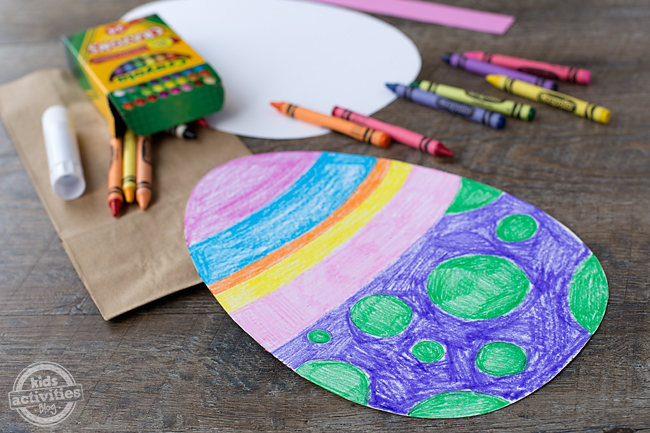 Étape 3 - Sacs à œufs de Pâques - collez l'œuf décoré sur le sac à lunch en papier brun