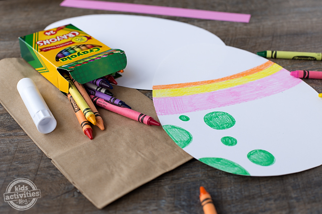 Étape 2 - Sacs d'œufs de Pâques décorant l'œuf de Pâques avec des crayons