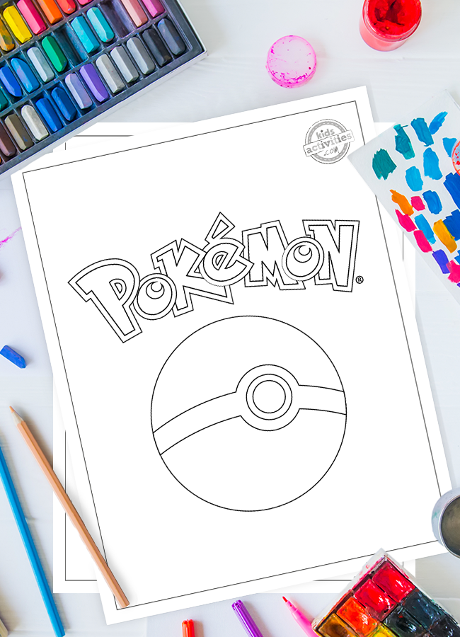 Pages de coloriage Pokemon sur un bureau avec des fournitures d'art - peinture, crayons et pastels. La page de coloriage supérieure est une pokeball avec le mot stylisé