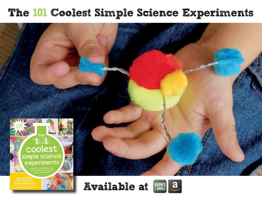 La couverture du livre 101 Coolest Simple Science Experiments et l'expérience scientifique comment créer un modèle d'atome montré dans la main de l'enfant