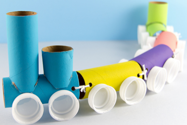 Artisanat de train en rouleau de papier toilette pour les enfants présenté dans le grand livre des activités pour enfants - artisanat en train en rouleau de papier essuie-tout du livre