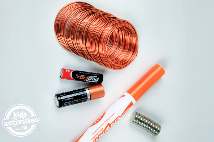 Fournitures nécessaires pour fabriquer un train à piles à bobine de cuivre électromagnétique - Blog d'activités pour enfants - 2 piles AA et AA, bobine de fil de cuivre, pile de 10 aimants en néodyme et un marqueur