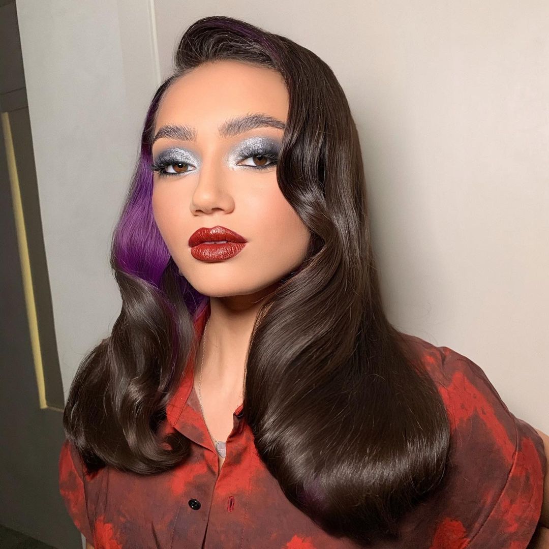 Avani avec la coiffure Old Hollywood Loose Waves