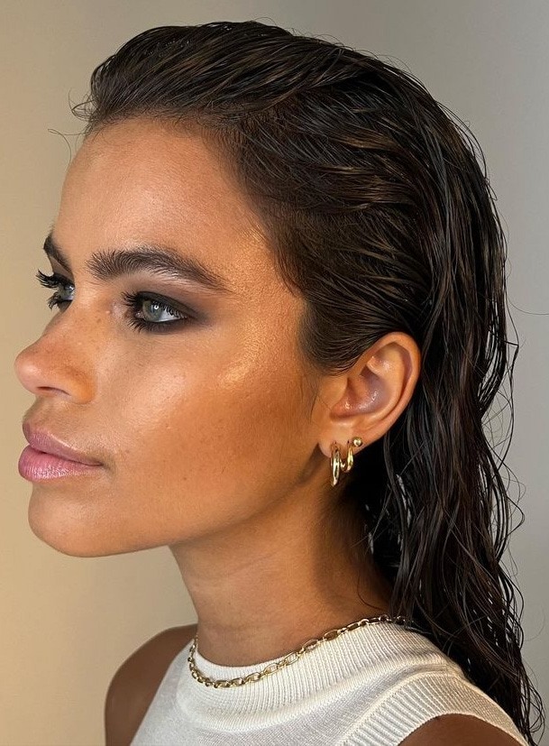 Femme aux cheveux longs avec une coiffure de vagues humides