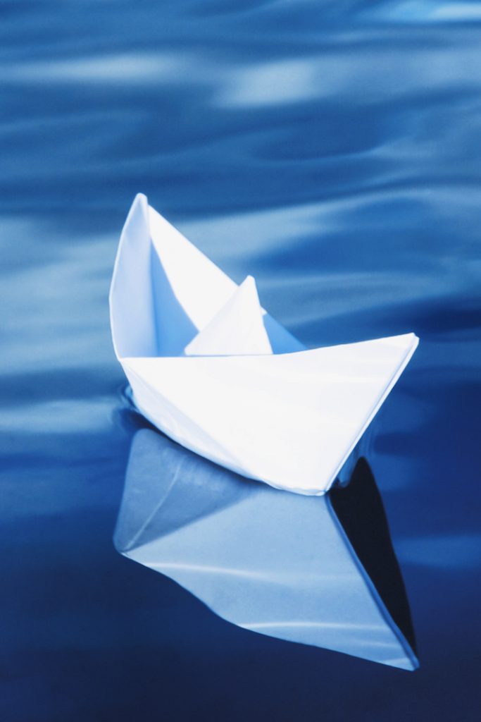 Comment-faire-un-bateau-en-papier-Kids-Activities-Blog - bateau en papier flottant dans les eaux bleu foncé