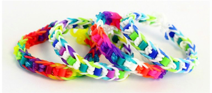 Comment ajouter des perles Perler aux bracelets d'amitié de Dabbles and Babbles - bracelets d'amitié arc-en-ciel finis avec des perles perler