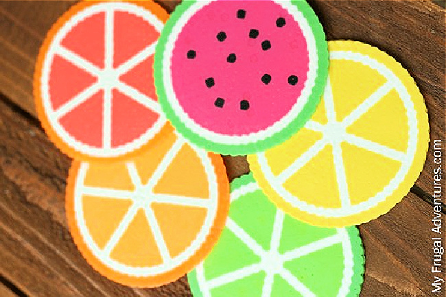 Sous-verres Perler Bead de My Frugal Adventures - 5 sous-verres colorés en perles perler qui ressemblent à des tranches de fruits de citrons, citrons verts, pamplemousses et pastèques 