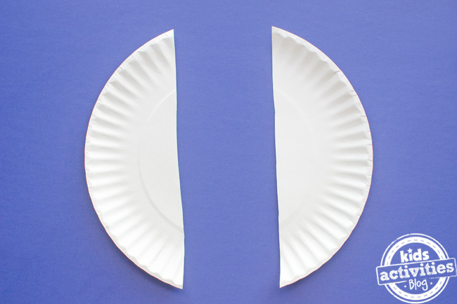 Étape 1b - Artisanat de lapin de Pâques - Artisanat de lapin de Pâques en assiette en papier avec une assiette en papier coupée en 3 morceaux et la pièce du milieu jetée.