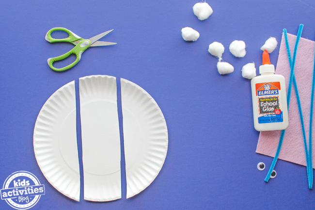 assiette en papier lapin de pâques étape 1 - couper une assiette en papier en trois illustrée avec d'autres fournitures d'artisanat nécessaires