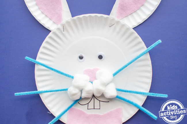 assiette en papier lapin de pâques artisanat projet fini de près