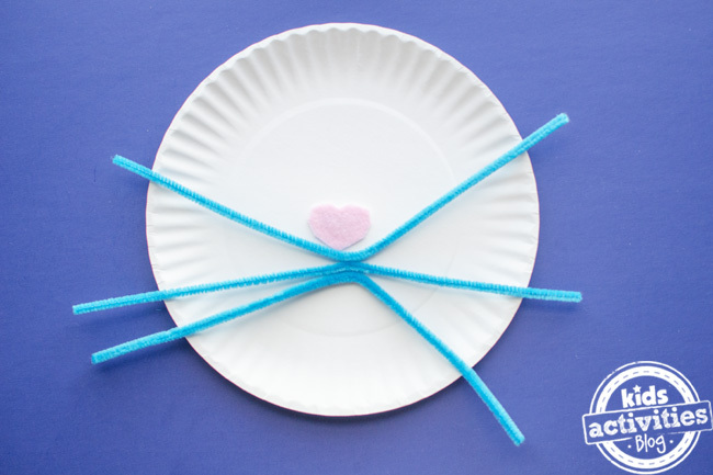 assiette en carton lapin de pâques étape 5 - ajoutez les moustaches du cure-pipe et collez en place