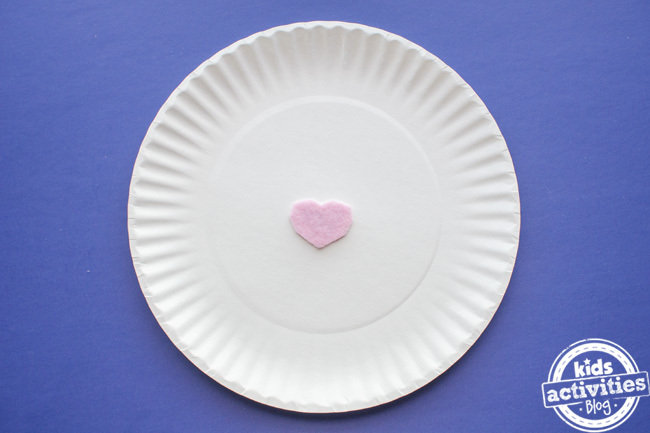 Assiette en papier bricolage lapin de Pâques - étape 4 ajouter le nez de lapin en forme de coeur découpé dans du feutre