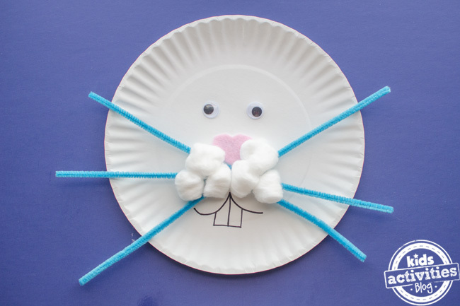 assiette en papier lapin de pâques bricolage étape 7 dessiner des dents de lapin et la partie supérieure de la bouche du lapin