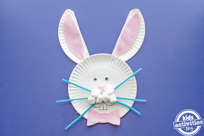 assiette en papier lapin de pâques étape 8 agrafer les oreilles à l'assiette en papier