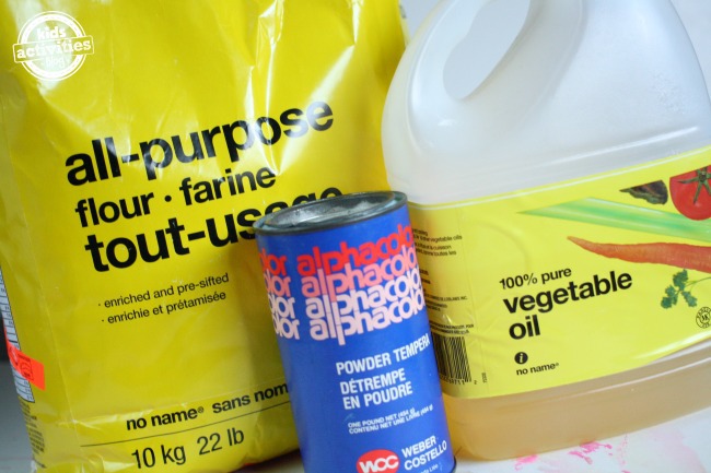 Ingrédients de pâte nuageuse sans danger pour les tout-petits, poudre de peinture tempura, farine tout usage et huile végétale. 