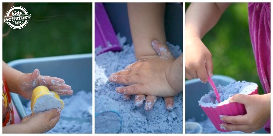 Fini la pâte nuageuse sans danger pour les tout-petits avec laquelle les enfants jouent en la mettant dans un moule en forme de cœur, en la tapotant et en la creusant avec une petite pelle.