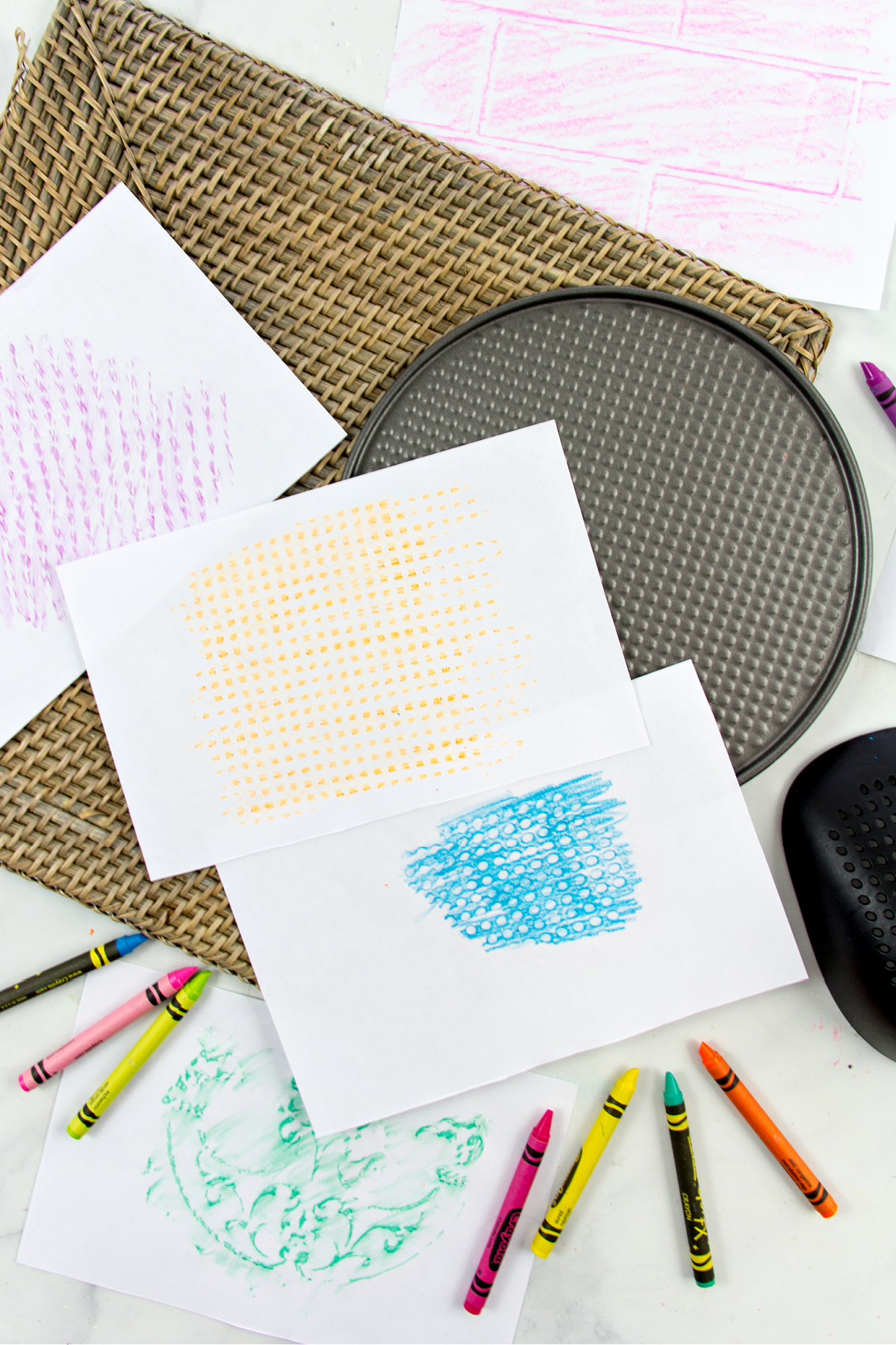 texture frottant l'art autour de la maison à l'aide de crayons et de papier avec des objets de tous les jours