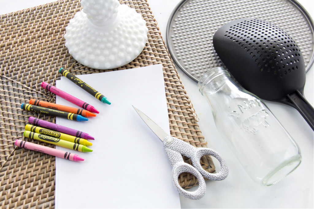 crayons, papier et articles ménagers utilisés pour faire des frottements de texture