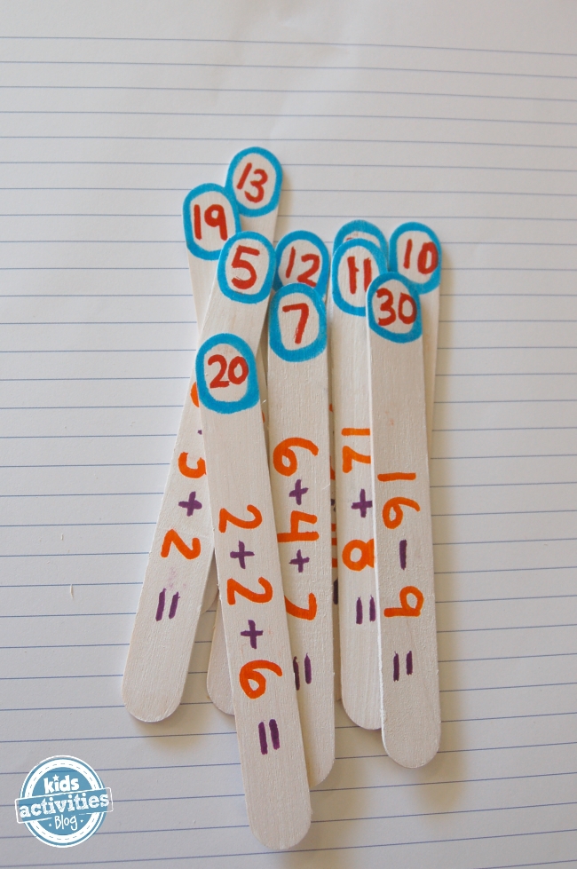 Mathématiques Jeu de mathématiques Popsicle Stick Flashcards - Fabriqué à partir de bâtons mathématiques et de stylos de peinture colorés sur un bloc-notes - Blog d'activités pour enfants