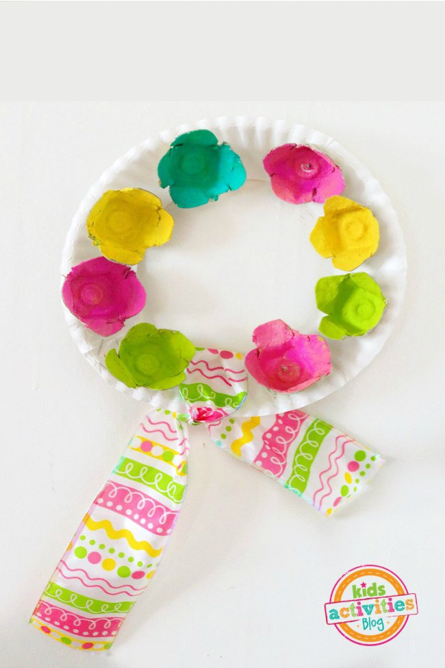 faire maman une couronne de carton d'oeufs - artisanat de fleurs super mignon et facile pour faire une couronne à partir d'une assiette en carton et de fleurs de cartons d'oeufs