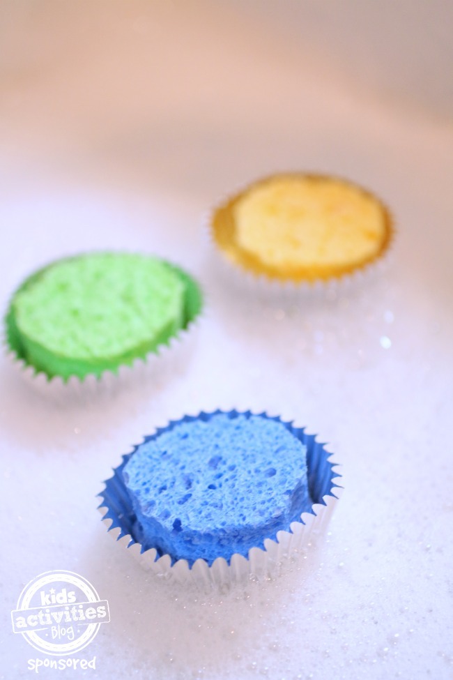 science de la baignoire flottante - éponges flottant dans des porte-cupcakes en étain sur des bulles