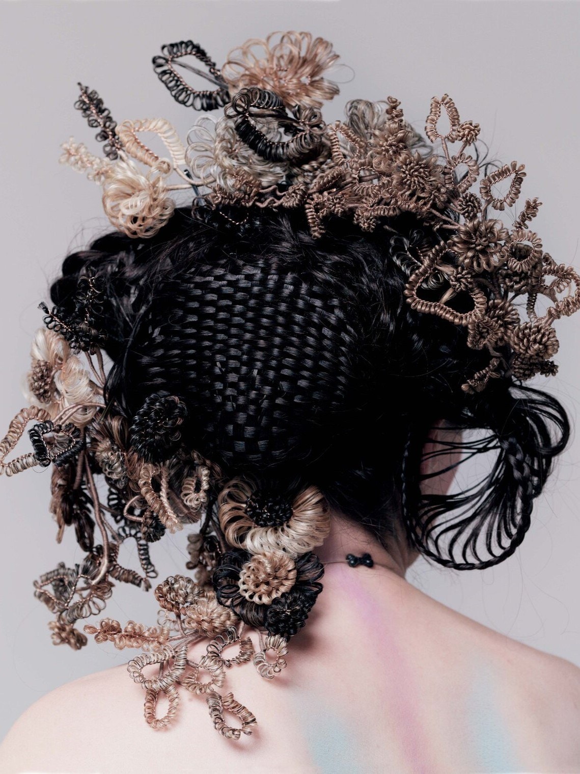 Sculpture de cheveux tissés en panier par Shoplifter pour l'album Medúlla de Björk