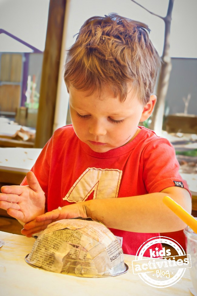 Papier mâché pour les enfants d'âge préscolaire - Fabriquez un bol pour le Jour de la Terre