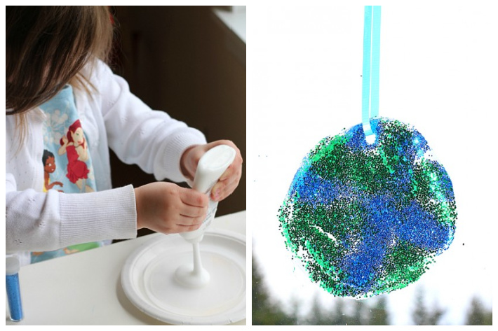 Easy Earth Day Suncatcher Craft de No Time for Flashcards - le collage montre l'enfant faisant l'artisanat du jour de la terre préscolaire et la deuxième image est le capteur de soleil de terre fini suspendu dans une fenêtre