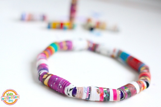 Fabriquez des bracelets de perles de magazine pour le jour de la terre en recyclant du vieux papier