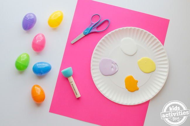 fournitures d'artisanat d'œufs de Pâques préscolaires nécessaires - œufs de Pâques en plastique, ciseaux, papier de construction et une assiette en papier de peinture