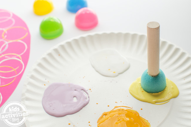 étape 5 - artisanat d'oeufs de pâques préscolaire - spouncer trempé dans de la peinture sur une assiette en papier