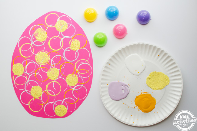 résultats finaux pour l'artisanat d'oeufs de Pâques préscolaire - artisanat d'oeufs de Pâques fini montré net sur une assiette en papier de peinture