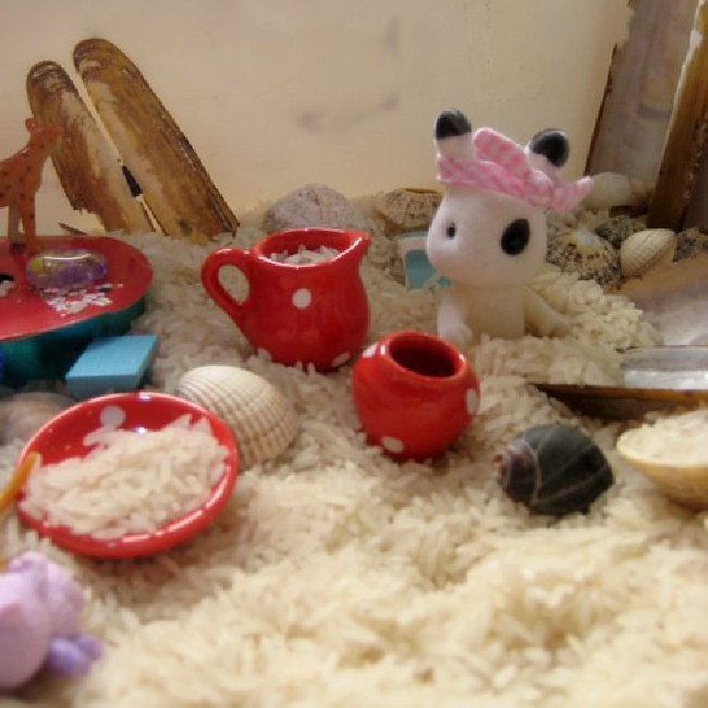 Bac sensoriel fait maison pour les enfants sur le thème de l'océan en bord de mer - Kids Activities Blog