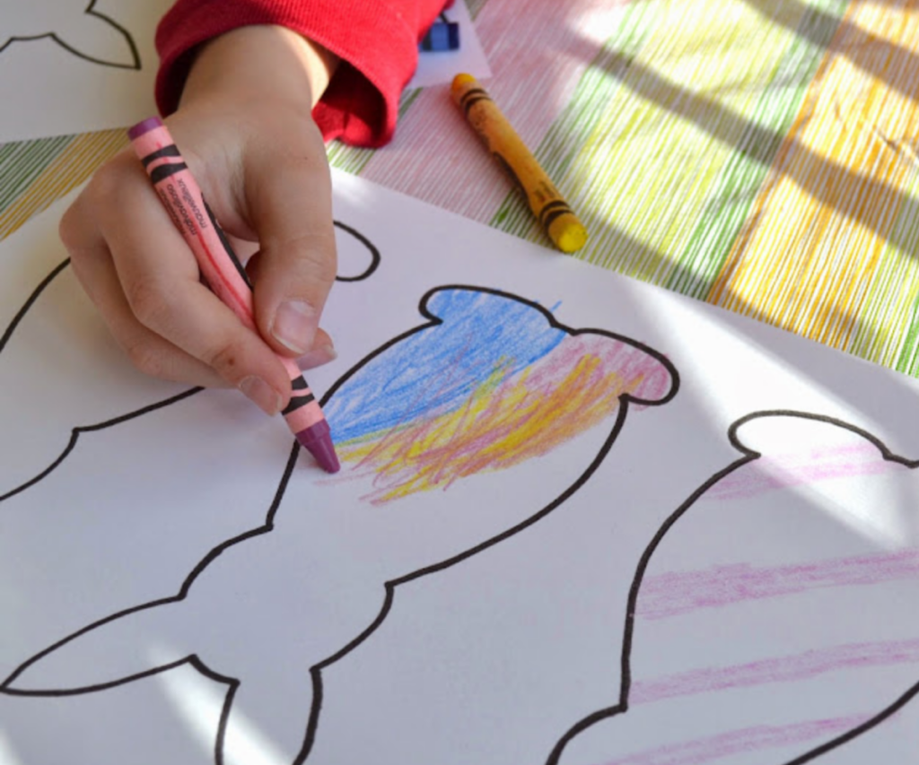Coloriage de Pâques - Guirlandes de lapin qu'un enfant colorie en bleu et rouge