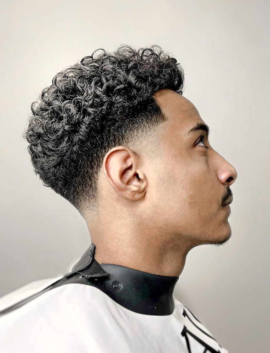 Coupe fuselée éclatée pour les hommes aux cheveux bouclés