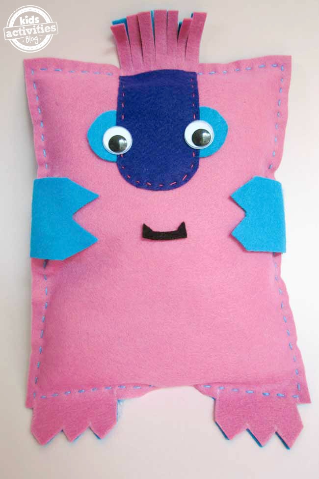 Projets à faire avec les enfants - première idée de projet de couture pour faire un monstre animal en peluche simple - artisanat monstre en feutre rose du blog Kids Activities