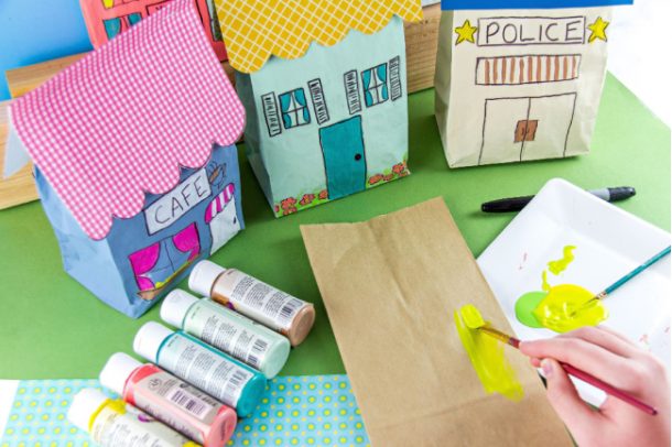 Étape 1a - Paper Bag House Craft Peindre vos maisons de sacs en papier et votre ville de sacs en papier - peignez le sac marron (le spectacle ici est jaune) à l'aide de peintures acryliques.