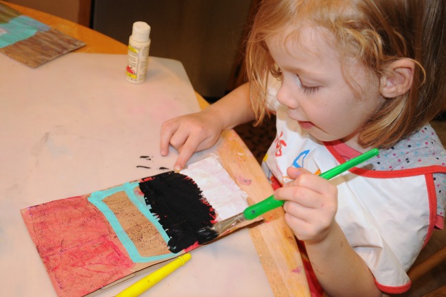 Artisanat de peinture pour les enfants d'âge préscolaire fait par eux-mêmes. Je laisse ma fille peindre un sac et elle le peint en rouge, bleu, noir et blanc.