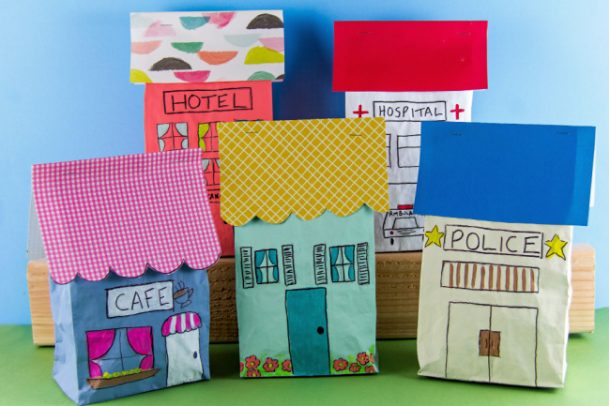 jeu dramatique sac en papier artisanat et activité de la ville - un café violet et rose, une maison verte et jaune, un poste de police blanc et bleu, un hôpital rouge et blanc, un hôtel rose vif et à pois.